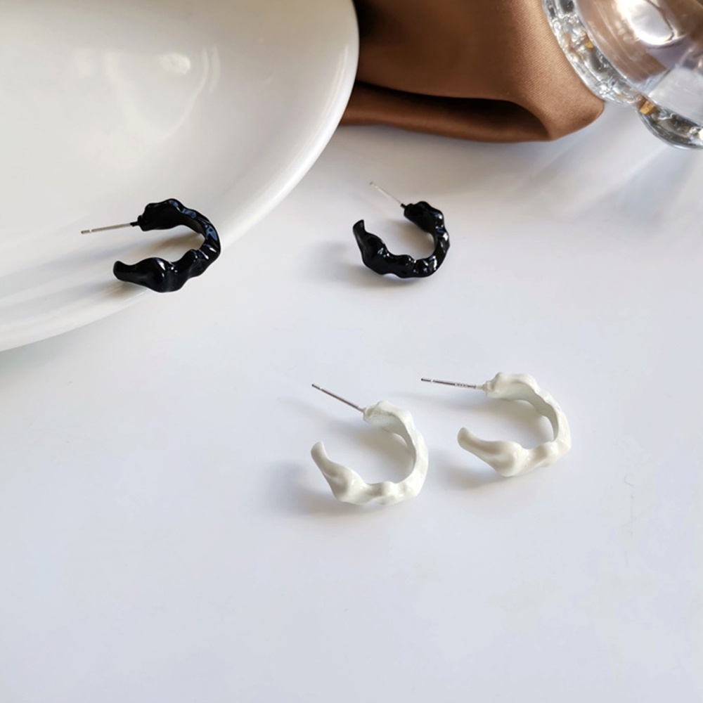 1 đôi bông tai ngắn hình chữ C màu sắc đơn giản cá tính