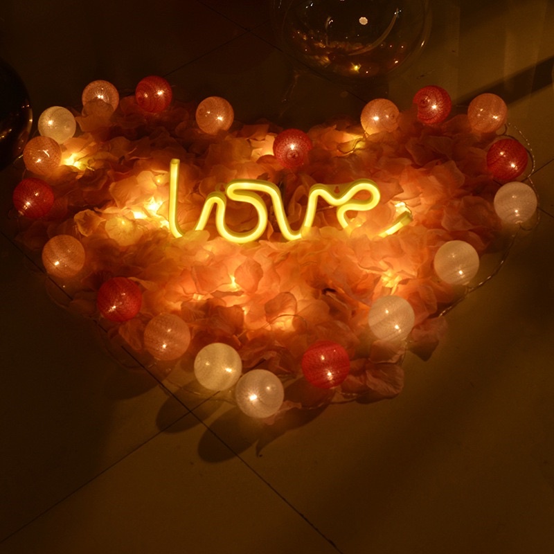 Đèn neon hình trái tim, chữ Love trang trí phòng ngủ