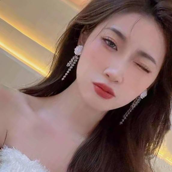 Bông tai hoa hồng màu trắng dãy pha lê thanh khiết BT286