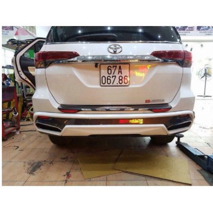 Ốp Chống Trầy Cốp Ngoài Xe Toyota Fortuner 2017-2021, chất liệu Nhựa cao cấp