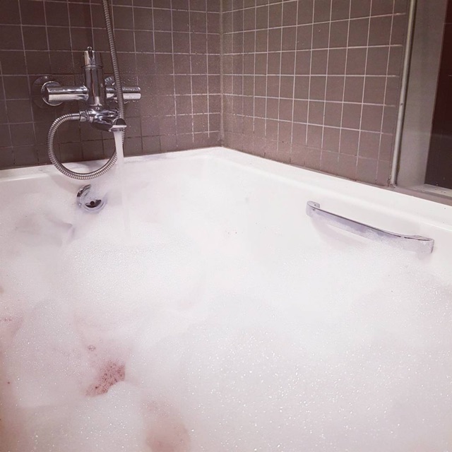 Bánh tạo bọt tắm LUSH - Rose Jam Bubbleroon Bubble Bar | BigBuy360 - bigbuy360.vn