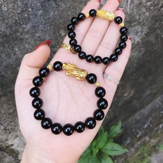 Vòng đá mã não đen phối tỳ hưu vàng