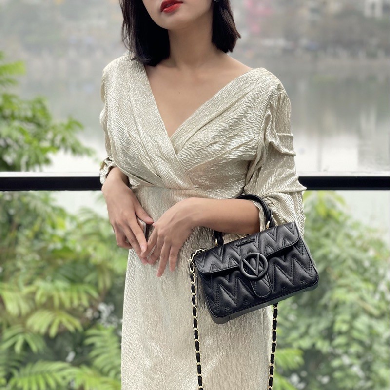 Túi VALENTINO top handle đen chần trám chữ V hàng Ý chính hãng