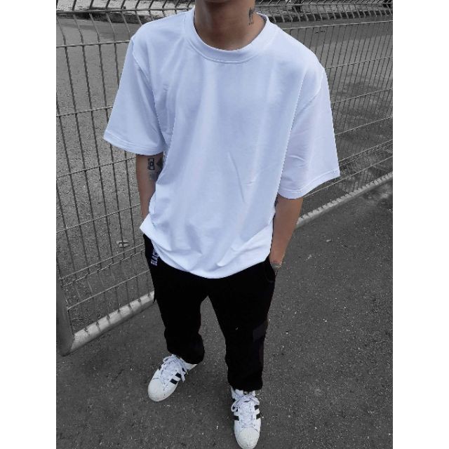 Áo thun form rộng trơn phông tay lỡ unisex nam nữ basic, overszie, vải cotton co giãn thoải mái | Lee Hoàng | BigBuy360 - bigbuy360.vn