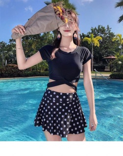 Set bikini quần váy - áo cộc tay
