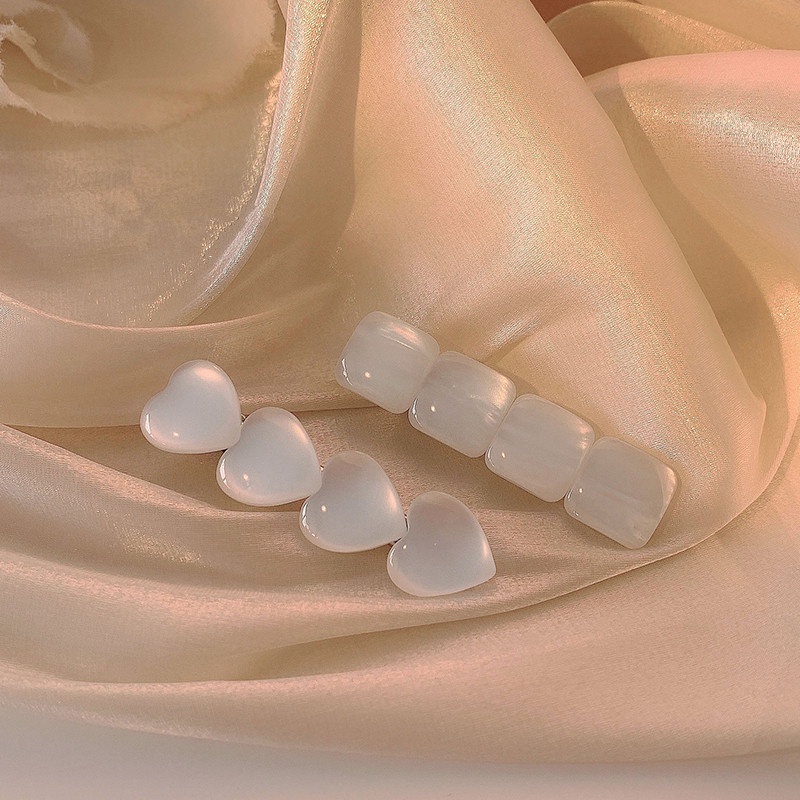 Kẹp tóc màu trắng phong cách mùa hè