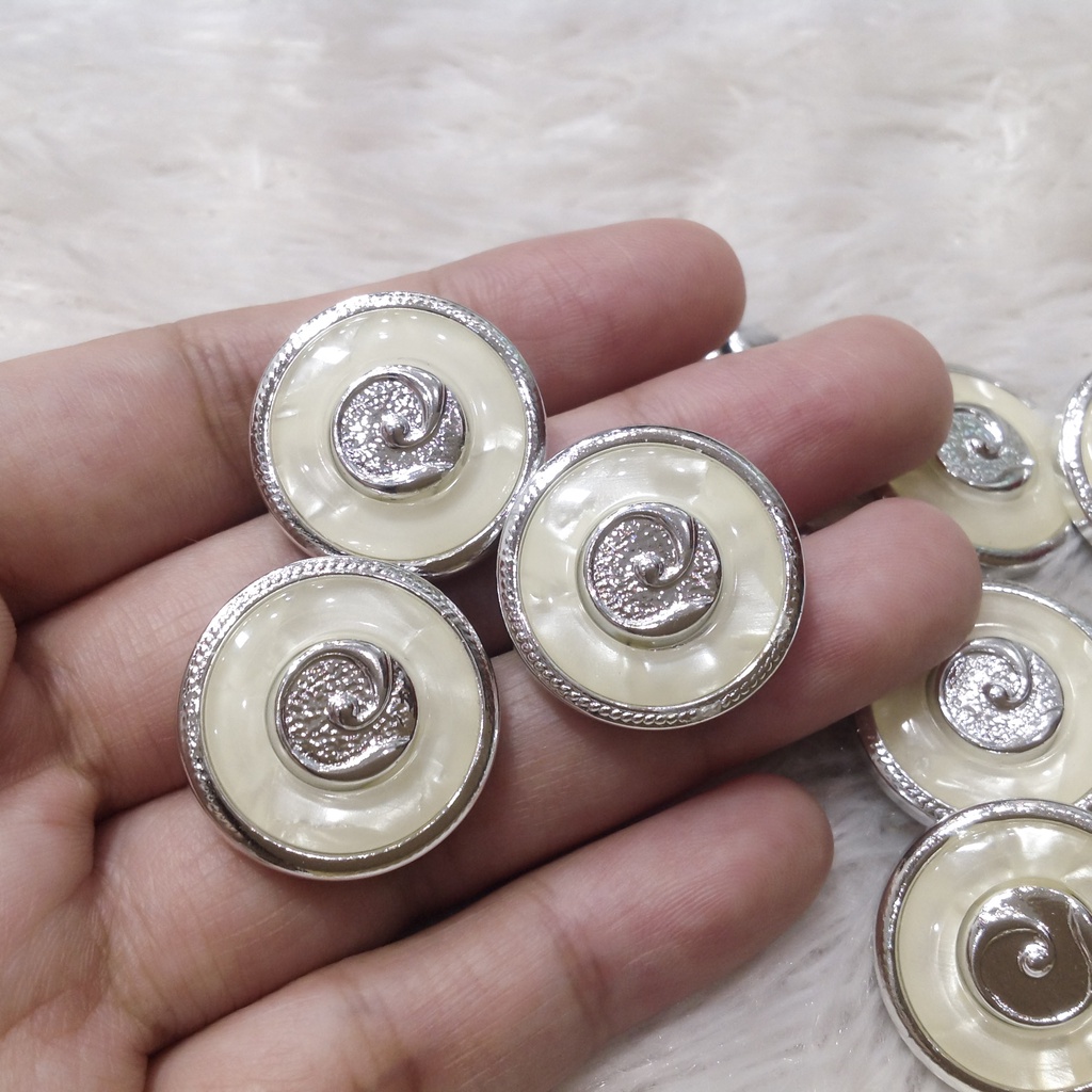 Cúc áo dạ nút khoác vest bạc ánh kem xà cừ size 2.2cm đính trang phục sang trọng