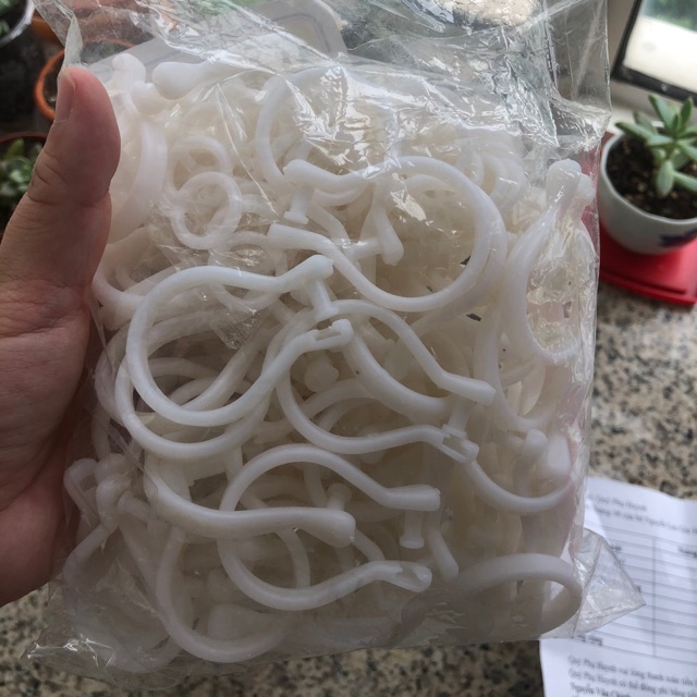 Khoen móc màn nhựa