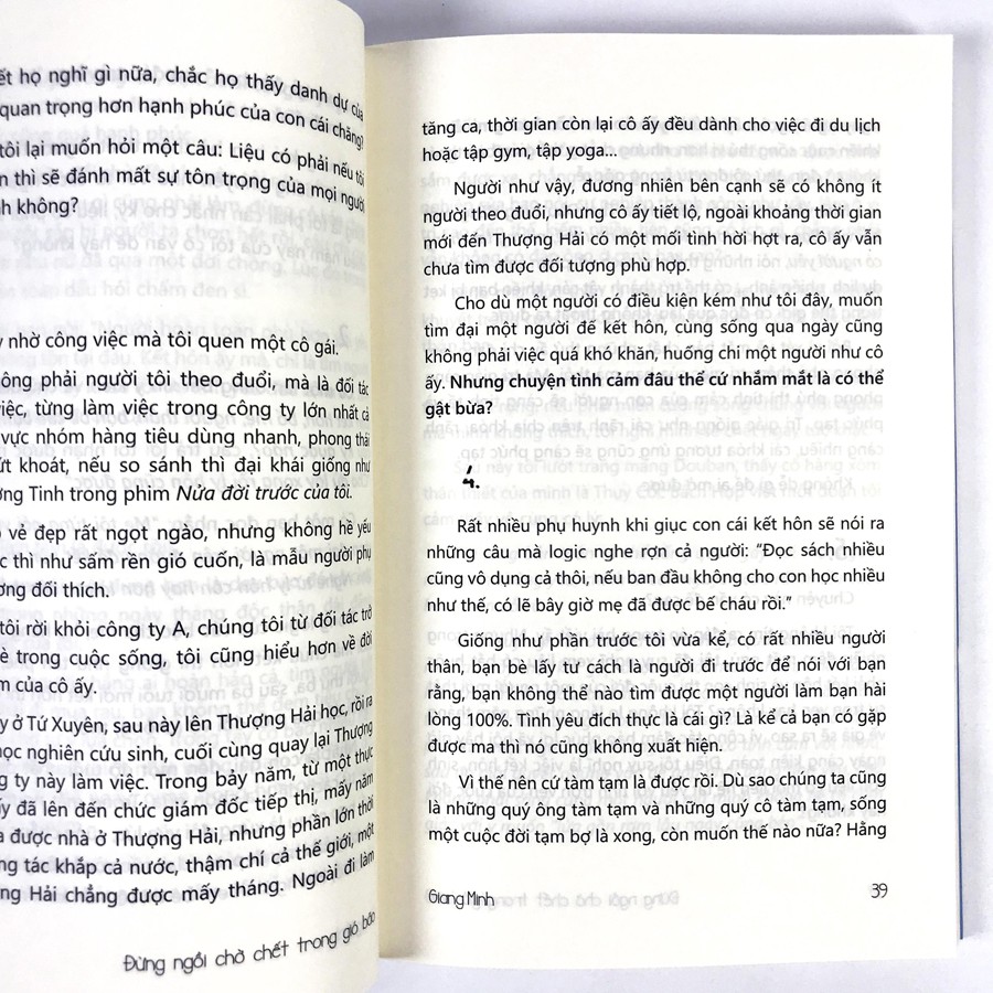 Sách Đừng Ngồi Chờ Chết Trong Gió Bão (Kèm Bookmark)