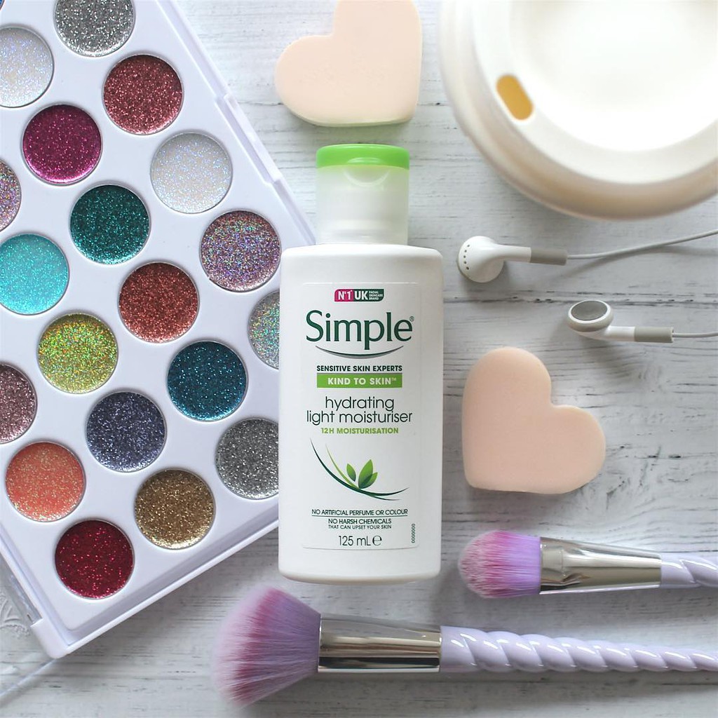 Kem Dưỡng Ẩm Sáng Da Simple Kind To Skin Hydrating Light Moisturiser 125ml