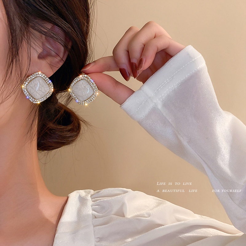 Khuyên Tai Nữ Trang Tạo Hình Độc Đáo