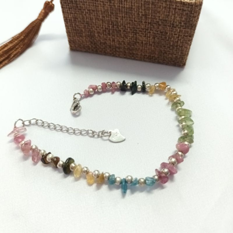 Vòng tay đá tourmaline vụn thô thanh tẩy mic kèm charm bạc đẹp