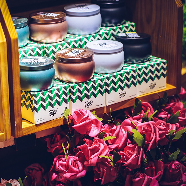 Nến thơm, 120g, hộp, mẫu hộp thiếc hoa văn, hương saffon and sandalwood,Dalat Retro