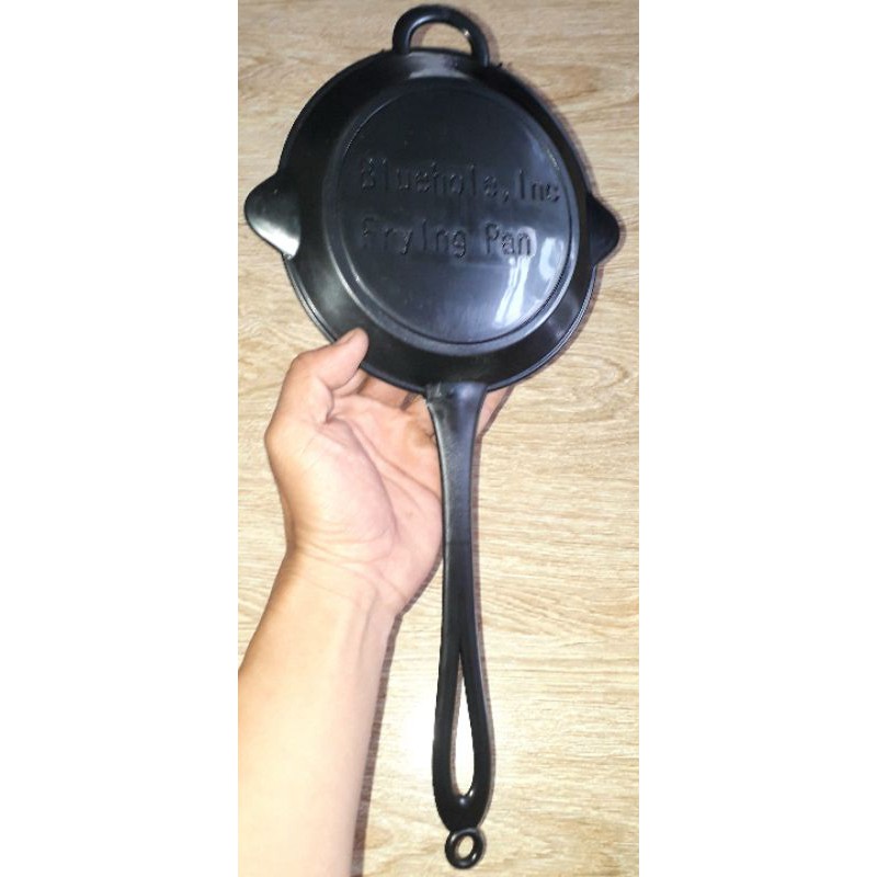 Một chiếc chảo đồ chơi mô hình bằng nhựa trong game Pubg dài 40cm