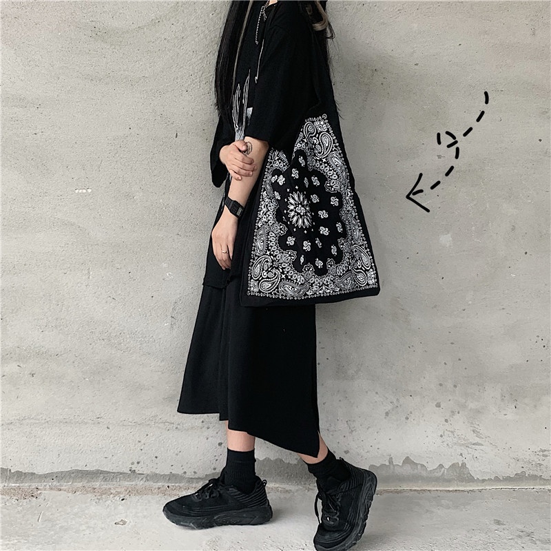 Túi đeo vai/ đeo chéo mẫu 19D041 chất liệu vải màu đen in hoa phong cách Hàn Quốc cho cặp đôi