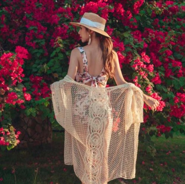 Kimono áo choàng đi biển màu nude sành điệu 2022