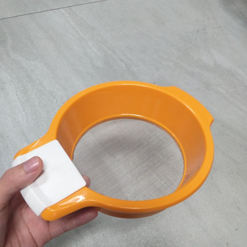 Ray bột siêu mịn,tay cầm bằng nhựa [Giao màu ngẫu nhiên ] hàng cao cấp dùng để ray bột,lọc thức ăn,ray đồ ăn dặm