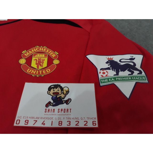 Áo đấu Manchester United 2002-2003. Hàng Retro nhập nguyên liệu trực tiếp tại Thái Lan. May tại xưởng may Việt Nam. ་