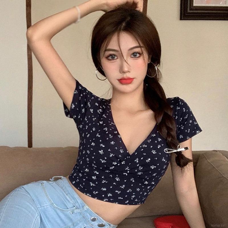 Áo Croptop Tay Ngắn Cổ Chữ V Hoạ Tiết Hoa Thiết Kế Quyến Rũ | BigBuy360 - bigbuy360.vn