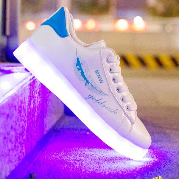 (XANH) Giày PHÁT SÁNG ĐÈN LED MÀU TRẮNG HỌA TIẾT LÔNG VŨ XANH GOODLUCK STYLE HÀN QUỐC phát sáng 7 màu (Nam-Nữ)