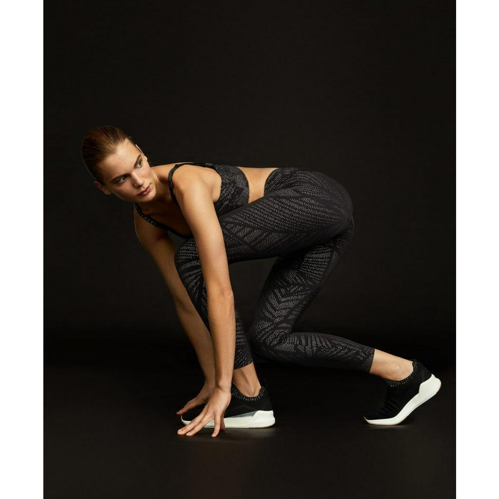Nguyên cây đồ tập gồm bra và quần legging của 0ysho dành cho Nữ. Sản phẩm Oysho thì lúc nào cũng chất.