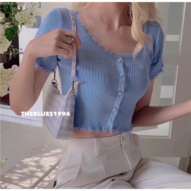 ÁO CROPTOP PHỐI REN NHỎ XINH ĐÍNH NÚT MẶC ÔM DỄ THƯƠNG LẮM R55