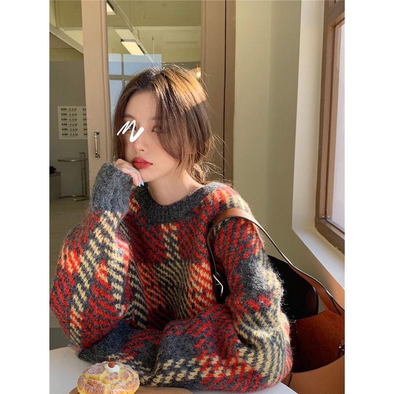 Áo sweater dáng rộng hở lưng phối màu phong cách retro Nhật Bản thời trang thu đông cho nữ 2021