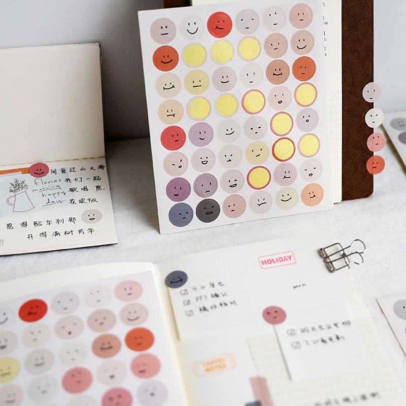 Sticker dán tường hình mặt cười dễ thương