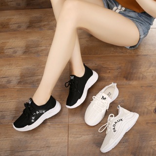 2 đôi giày thể thao chữ M