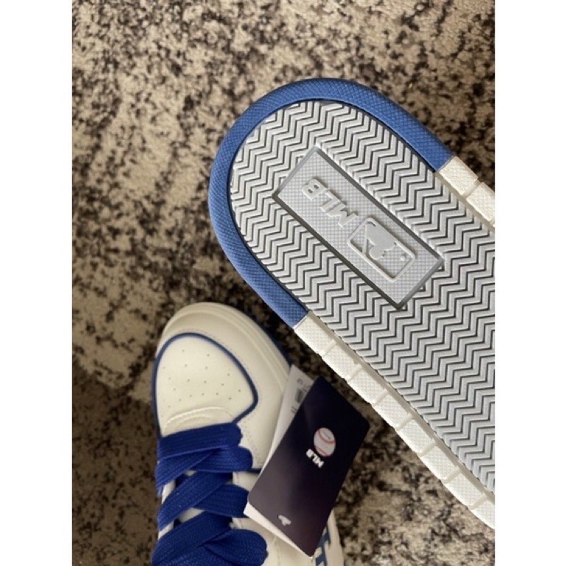 GIÀY M.L.B CHUNKY LINER HIGH LA WHITE BLUE TRẮNG XANH LAI AU