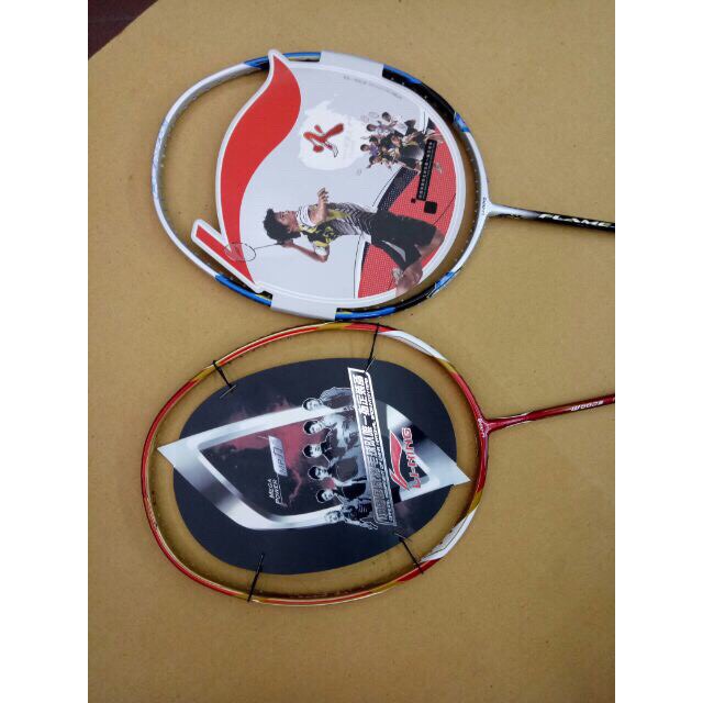 Vợt cầu lông Li-ning, khung carbon được tặng 1 lần cước, cuốn cán và bao vợt đi kèm.