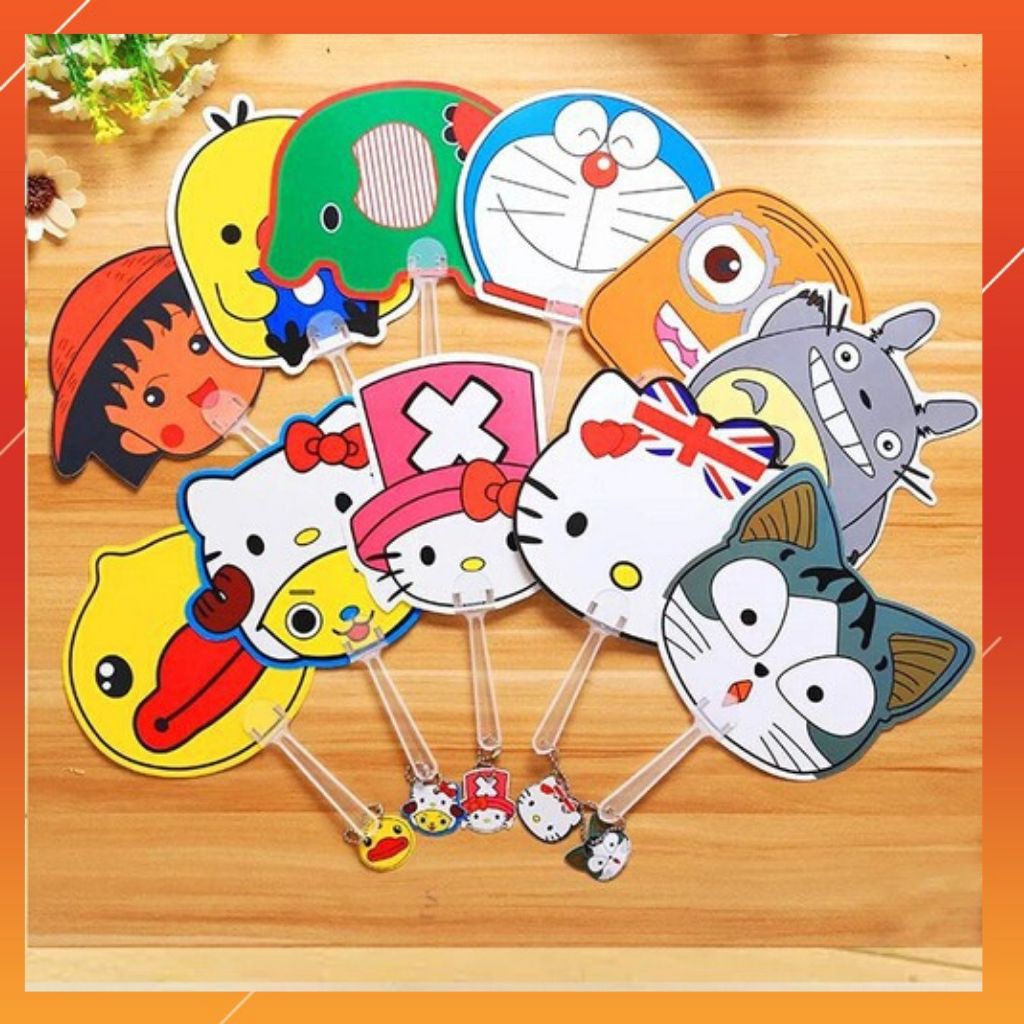 Quạt nhựa cầm tay dễ thương TẶNG móc treo cùng hình ở cán quạt | BigBuy360 - bigbuy360.vn