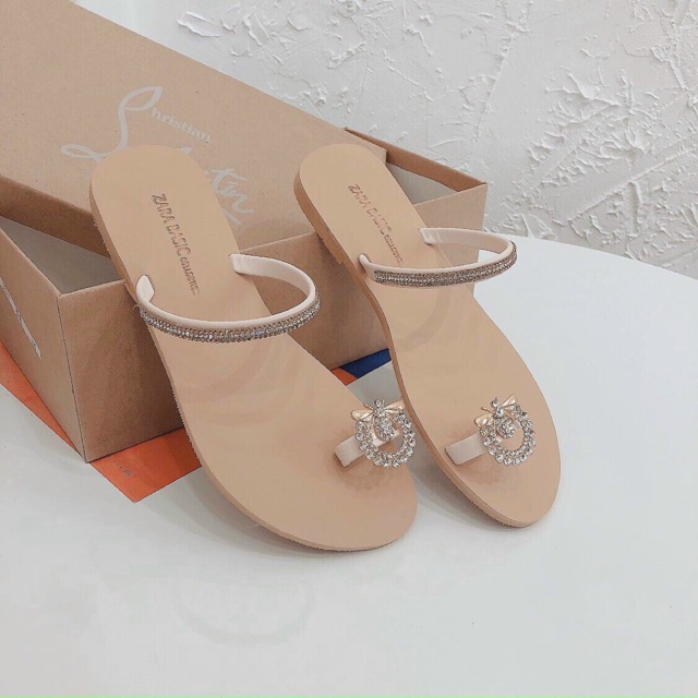 Dép xỏ ngón khoá