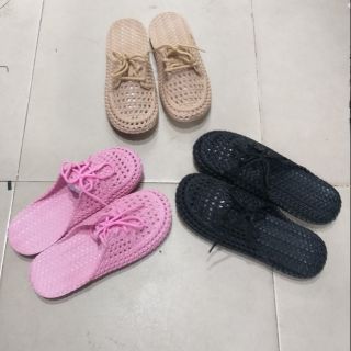 Dép sục nhựa kiểu cột dây nhiều màu.