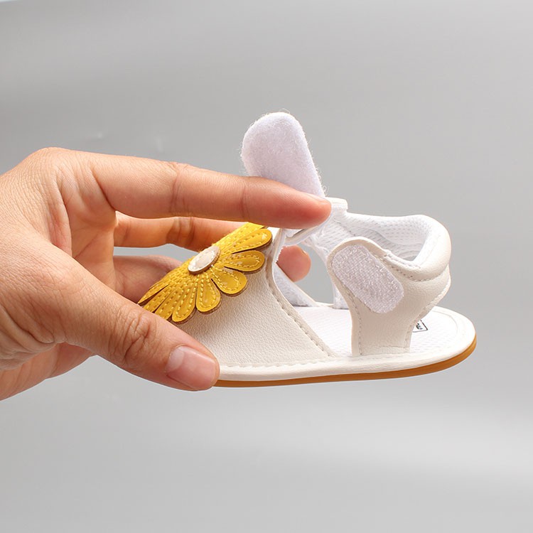 Sandanl hoa vàng đến nhựa cao cấp cho bé gái