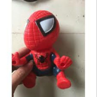 con nhện bám đuôi xe