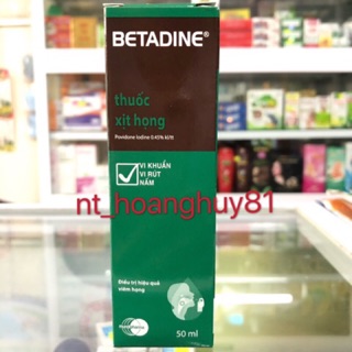 Hộp màu xanh đựng Betadin xịt họng