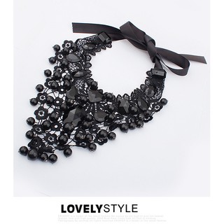 Vòng cổ choker buộc dây đính ngọc đen kết hợp áo sơ có cổ