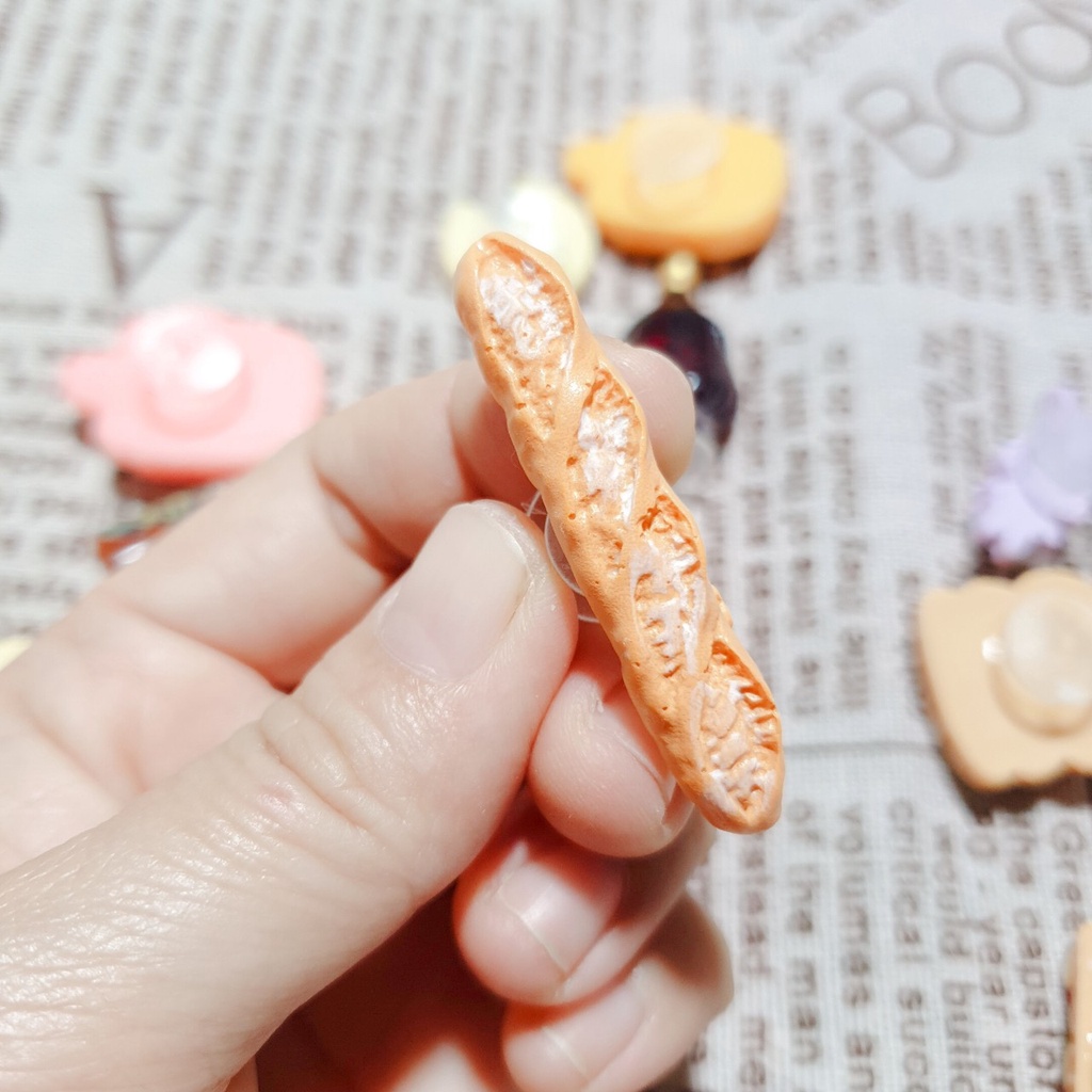 Sticker 3D đá cứng bánh mì, kem dâu, sôcôla - Nút gắn dép cá sấu