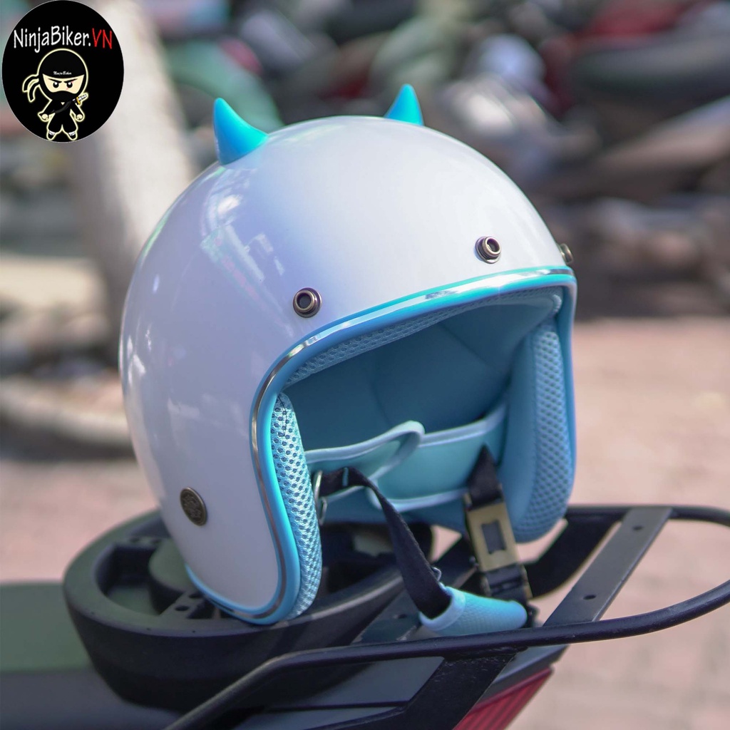 Nón bảo hiểm NTMAX màu trắng lót xanh tặng kèm sừng mini màu xanh