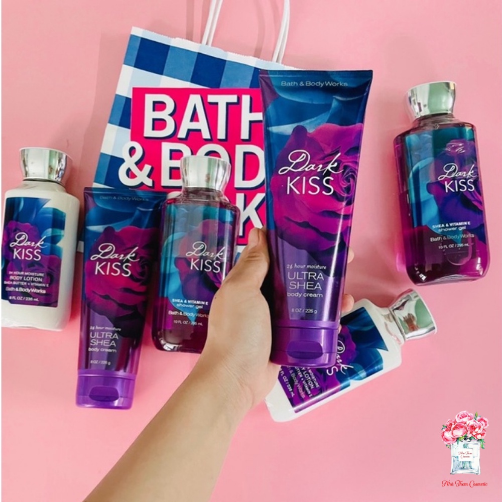 Gel Tắm Bath & Body Works Dark Kiss Hương Thơm Hoa Cỏ Cùng Trái Cây Nồng Nàn Tươi Mát 295ml