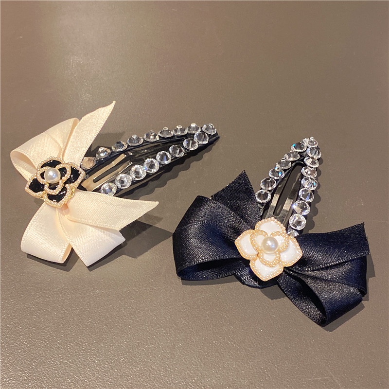 Kẹp tóc mái hoa trà đen và trắng mặt gắn đá cao cấp TB577