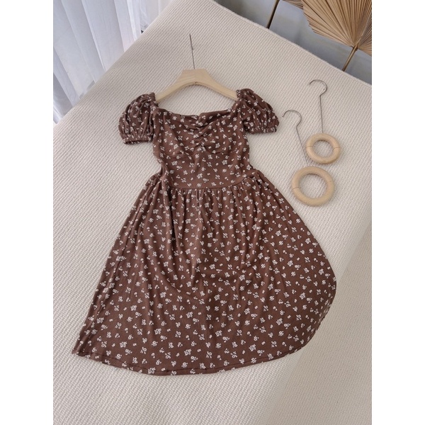 Đầm hoa nhí trễ vai dáng xòe màu nâu