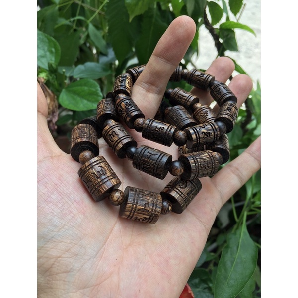 Vòng trầm hương sánh chìm khắc chú Tây Tạng