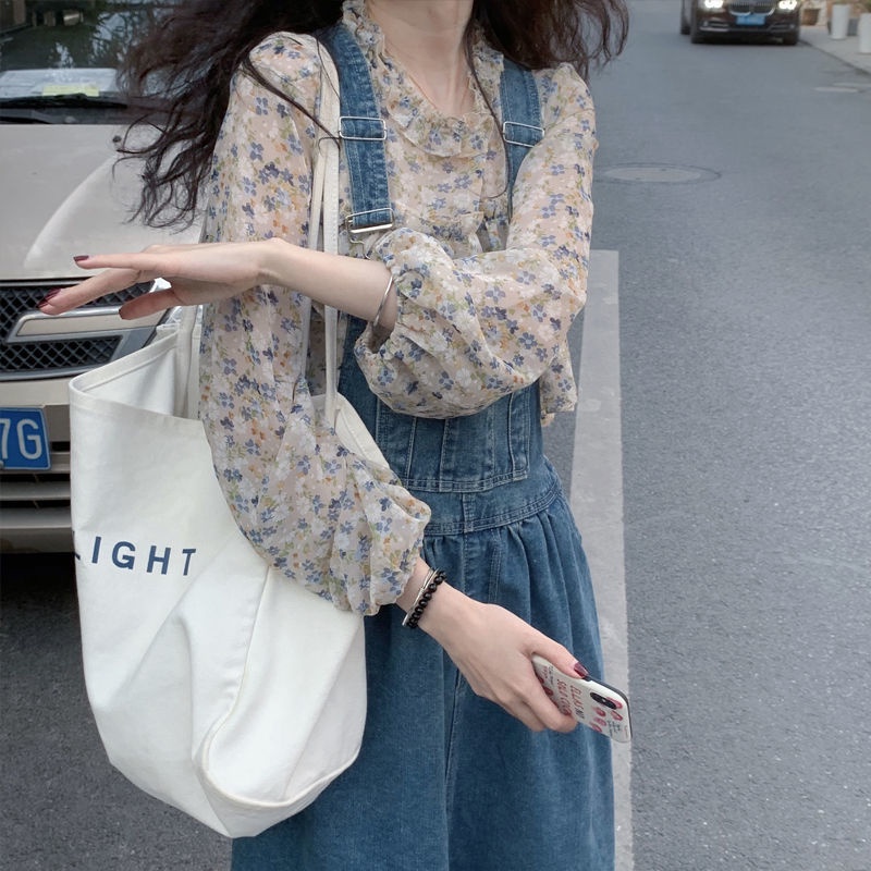 Trang phục váy yếm vải denim/ áo hoa dáng rộng bằng vải chiffon (có bán lẻ)