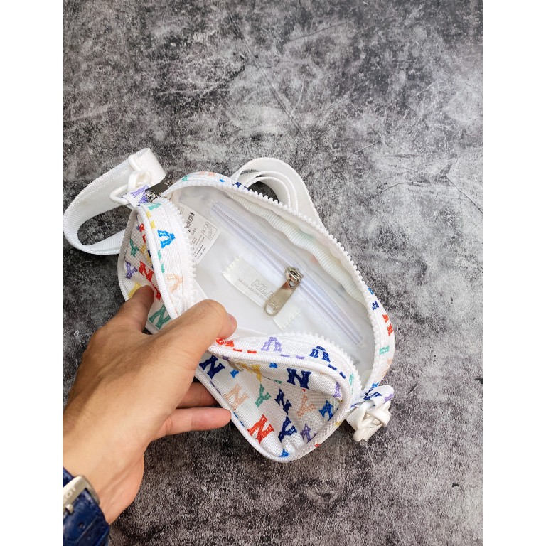 (HÀNG XUẤT XỊN) Túi đeo chéo trắng B214 M//L//B N//Y MONOGRAM CROSSBODY BAG WHITW/MULTICO Made in Viet//nam full-tag