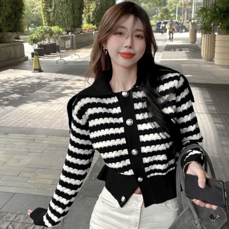 Áo Sweater Dệt Kim Cổ Bẻ Dáng Ngắn Họa Tiết Kẻ Sọc Phong Cách Retro Xinh Xắn