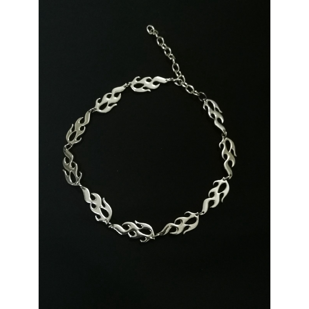 Vòng cổ tối màu hình ngọn lửa độc đáo đẹp mắt