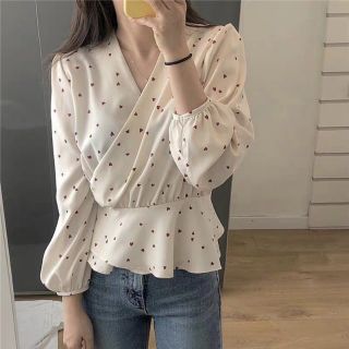 Áo cổ V họa tiết tim