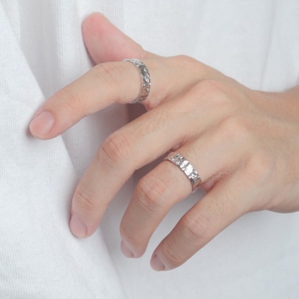 Nhẫn nam nữ màu bạc tròn Vân đá Loki Accessories thời trang unisex chất liệu Titan đẹp đơn giản không gỉ - Nhẫn Vân đá
